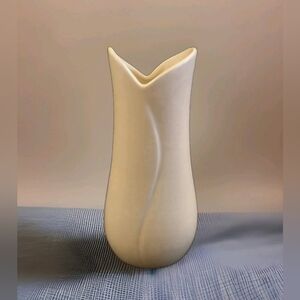 Vintage Floraline McCoy USA 588 MCM Creamy White Vase 7.75" Tall
